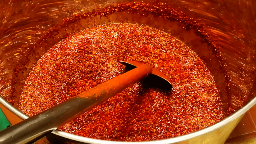 研究川菜烹饪10年!川菜大师手把手教你最正宗的红油熬制技术,错过就是