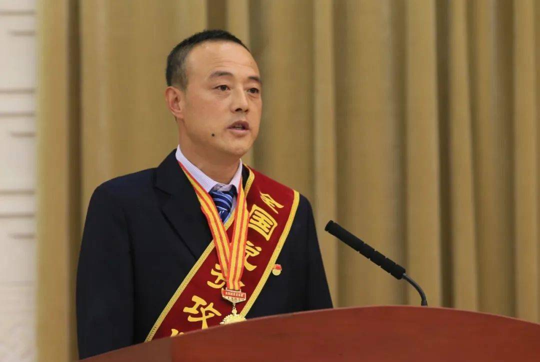 陕西淳化博涛养殖专业合作社理事长刘斌一次事故失去了双臂,接着遭遇