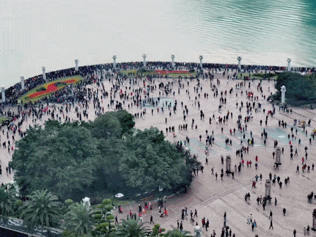 一大早,涪陵市民就纷纷涌入滨江路,锦绣广场,怀揣着激动的心情期盼着