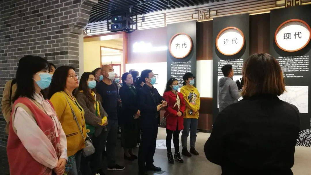 在永川档案馆爱国主义教育基地里,区融媒体中心有关负责人为大家上了
