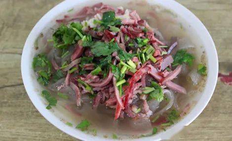 放进粉条,萝卜片,撒上碧绿的葱花,一碗热气腾腾,香气四溢的杂格就做成