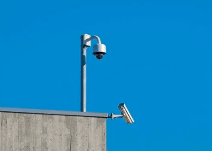 高空抛物监控摄像头安装在监控立杆上面仰视建筑物