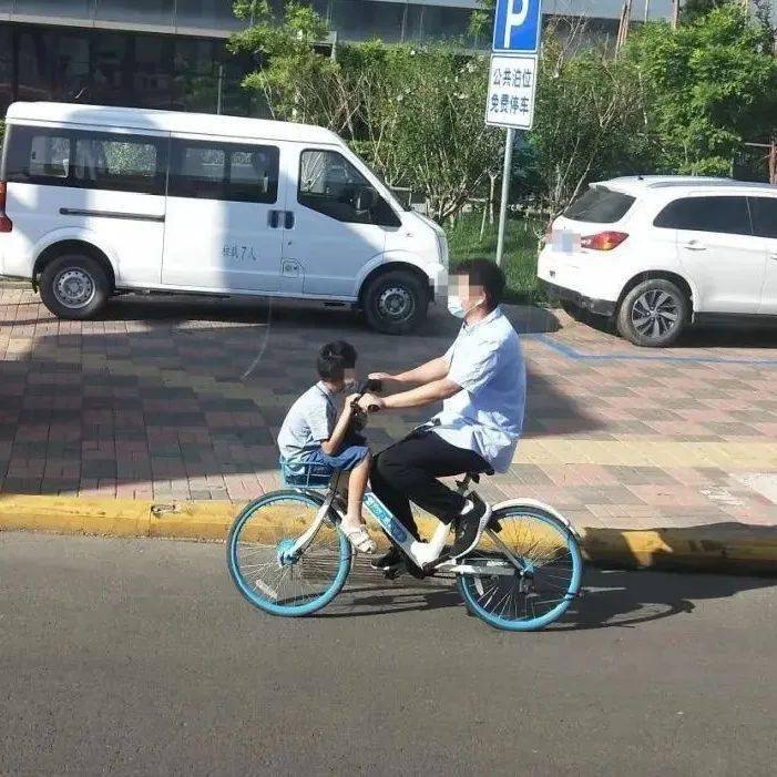 娃从车筐摔下又被放回筐中?网友:是亲生的吗?