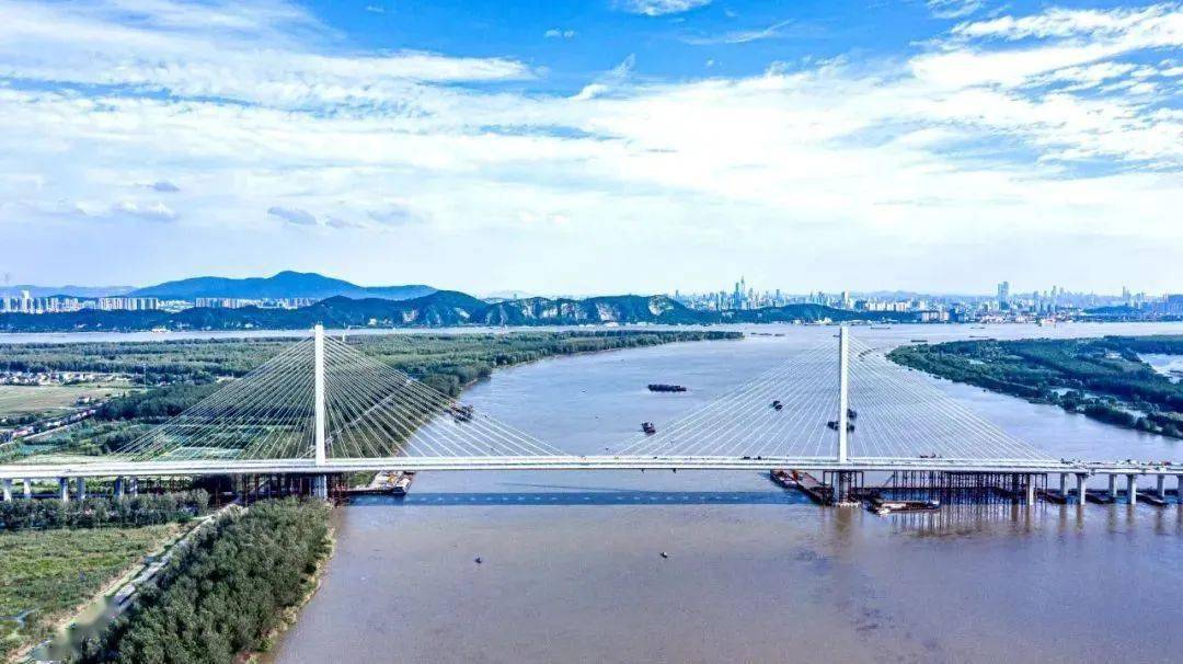 10月23日 南京市公共工程建设中心组织召开 浦仪公路西段主桥段工程