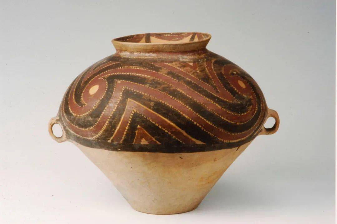 甘肃馆藏精品丨漩涡锯齿纹彩陶壶