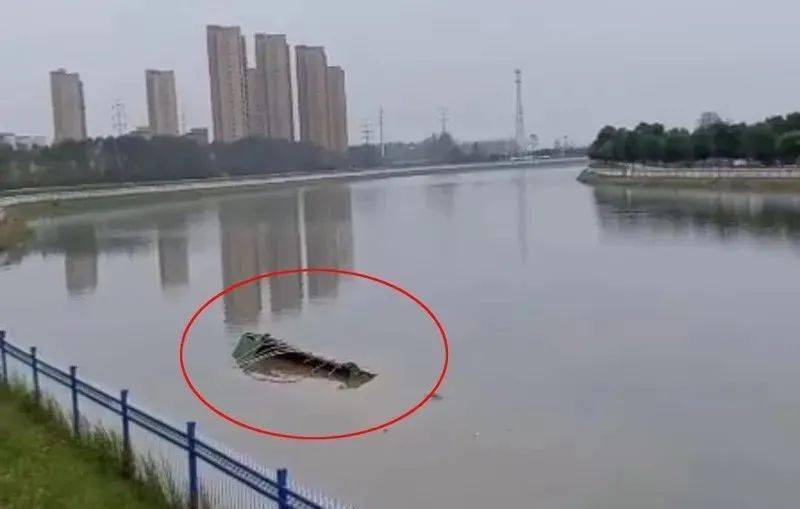 六安一辆渣土车翻入新淠河