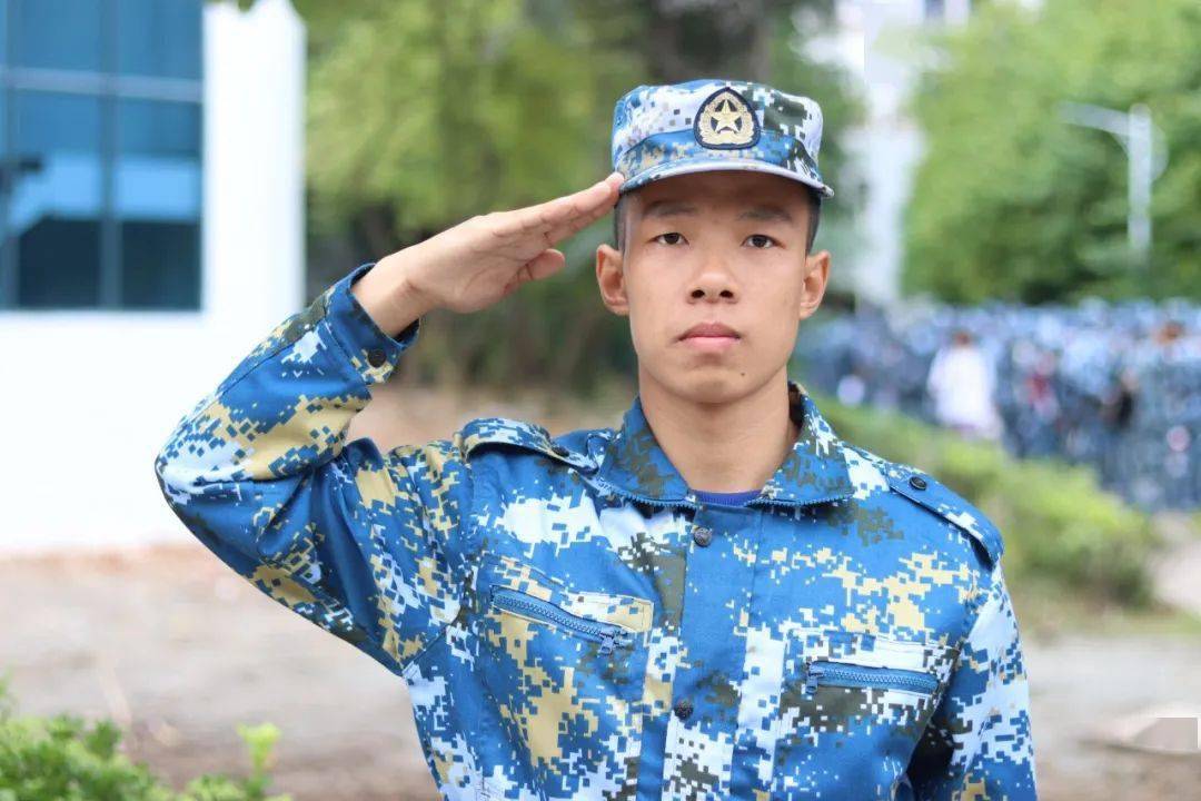 9服役单位及工作内容:95129部队,站岗及守护机场飞机安全军训负责连排