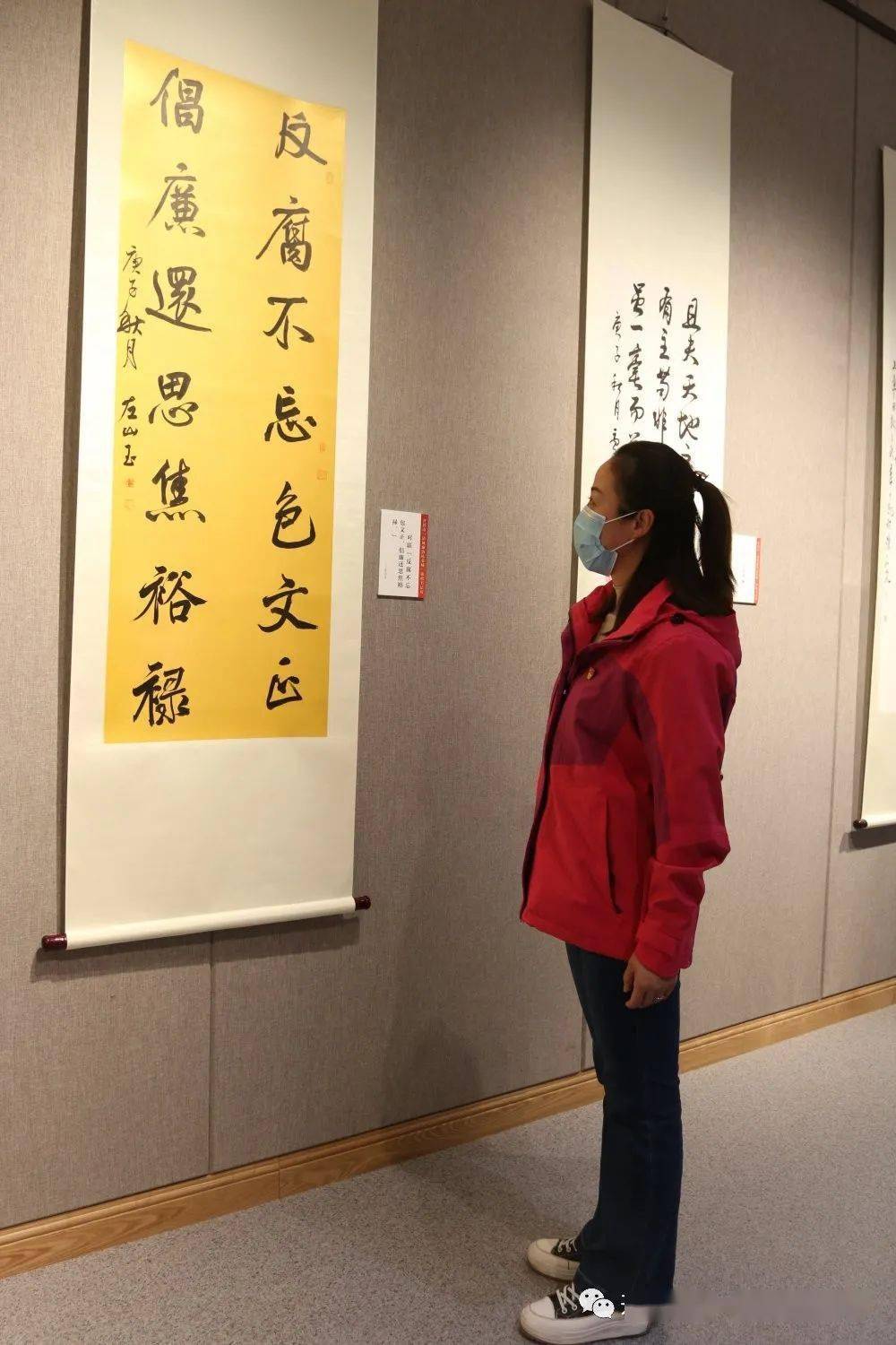 党员教师,部分退休老干部在校长孙永杰和书记穆敏的带领下来到了开封