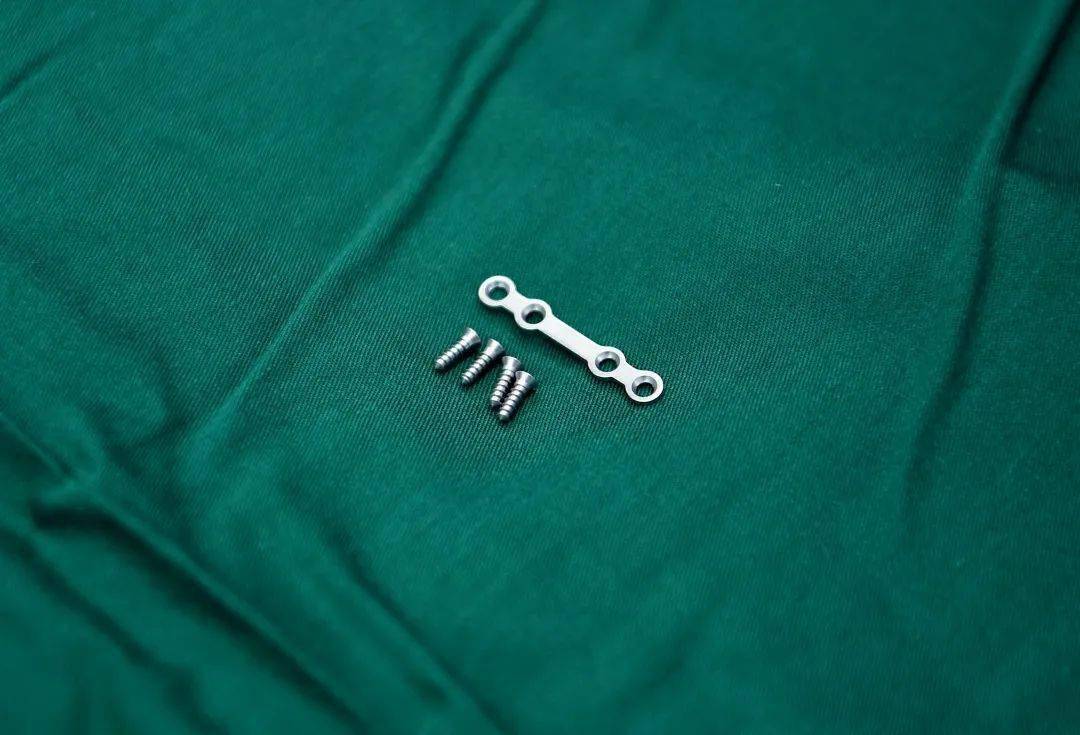 2020-10-24 17:16 金属接骨板是治疗颅颌面骨折最常用材料,但在骨折