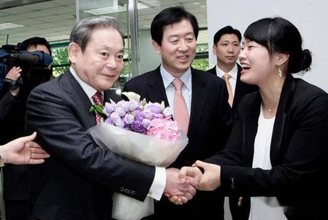 敢骂总统是瘪三,结果还是被割了大韭菜_李健熙
