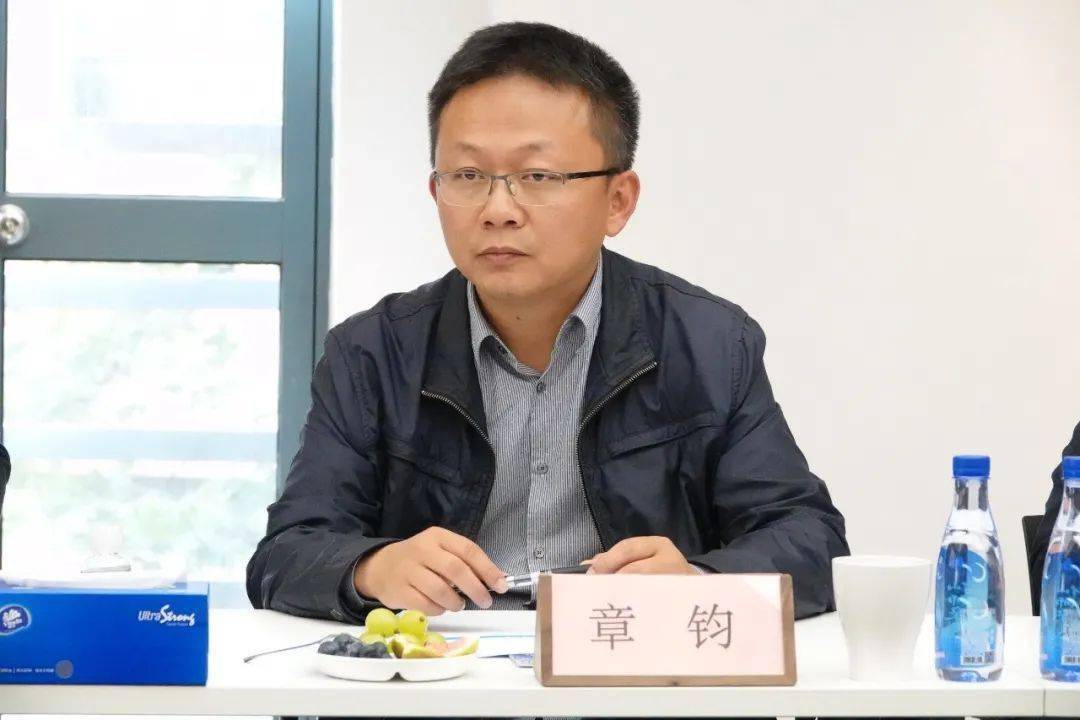 永葆劲头交流出新上海市静安区副区长潘子罕领导一行莅临上实龙创调研
