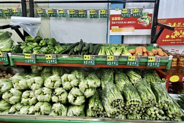 菜篮子直营门店蔬菜备货充足(海口市菜篮子集团供图)