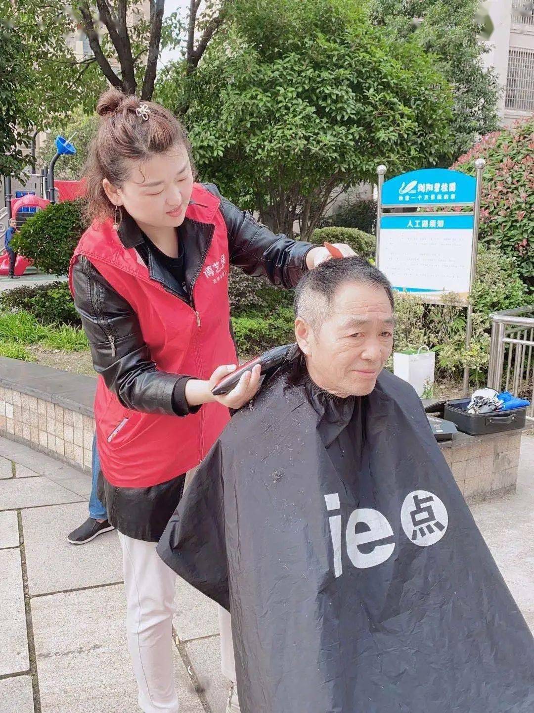 免费理发同心敬老义诊期间医护人员深入浅出地为他们讲解季节病老年
