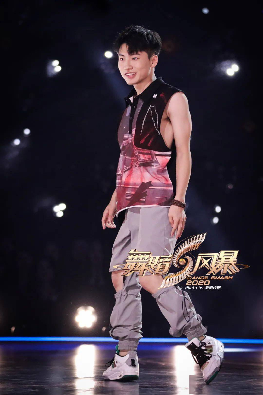 中国折骨舞第一人吴宇飞用大量的关节旋转或扭曲来达到视觉冲击, 将折