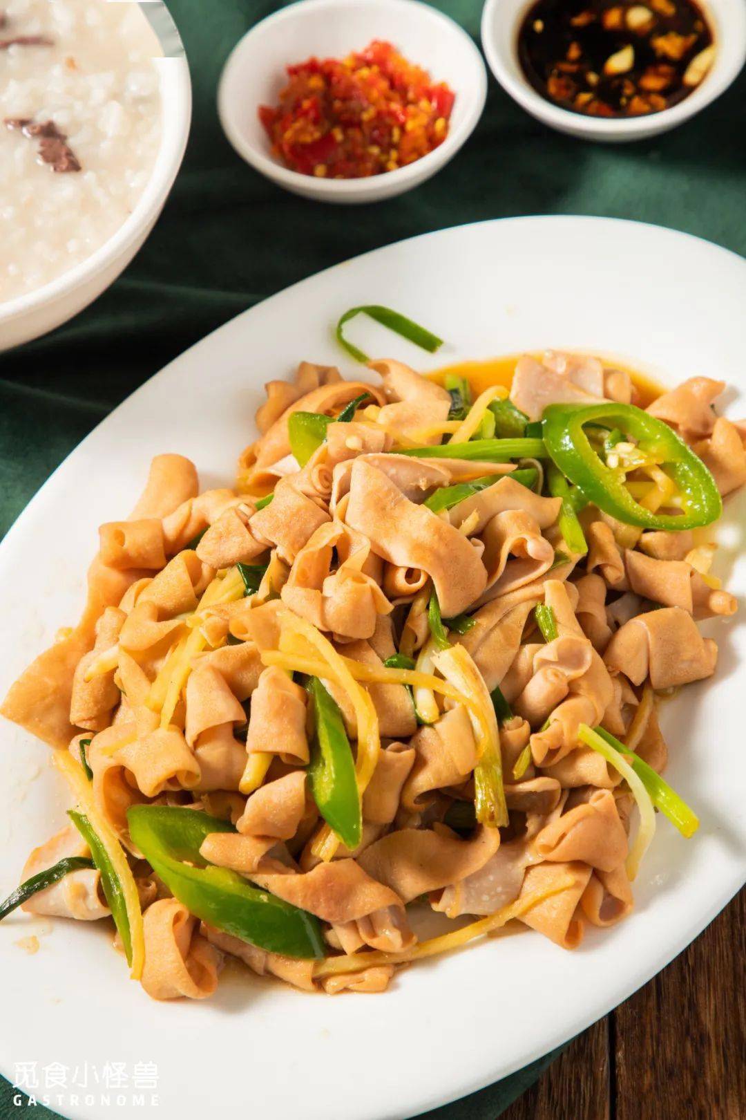 白切鸭的做法其实简单到两步即可出锅,煮熟,斩件,蘸上蘸料开动.