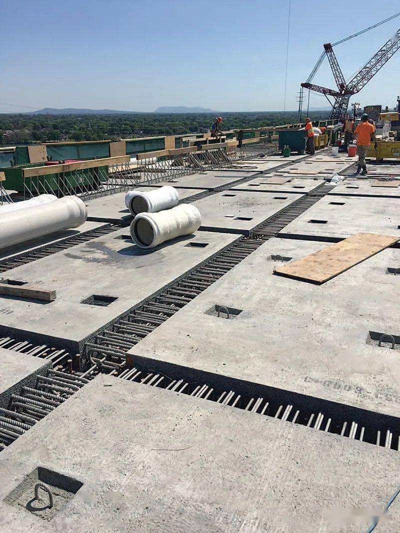 例如桥面板由预制的面板,耐腐蚀的现浇混凝土接缝及钢筋组成.