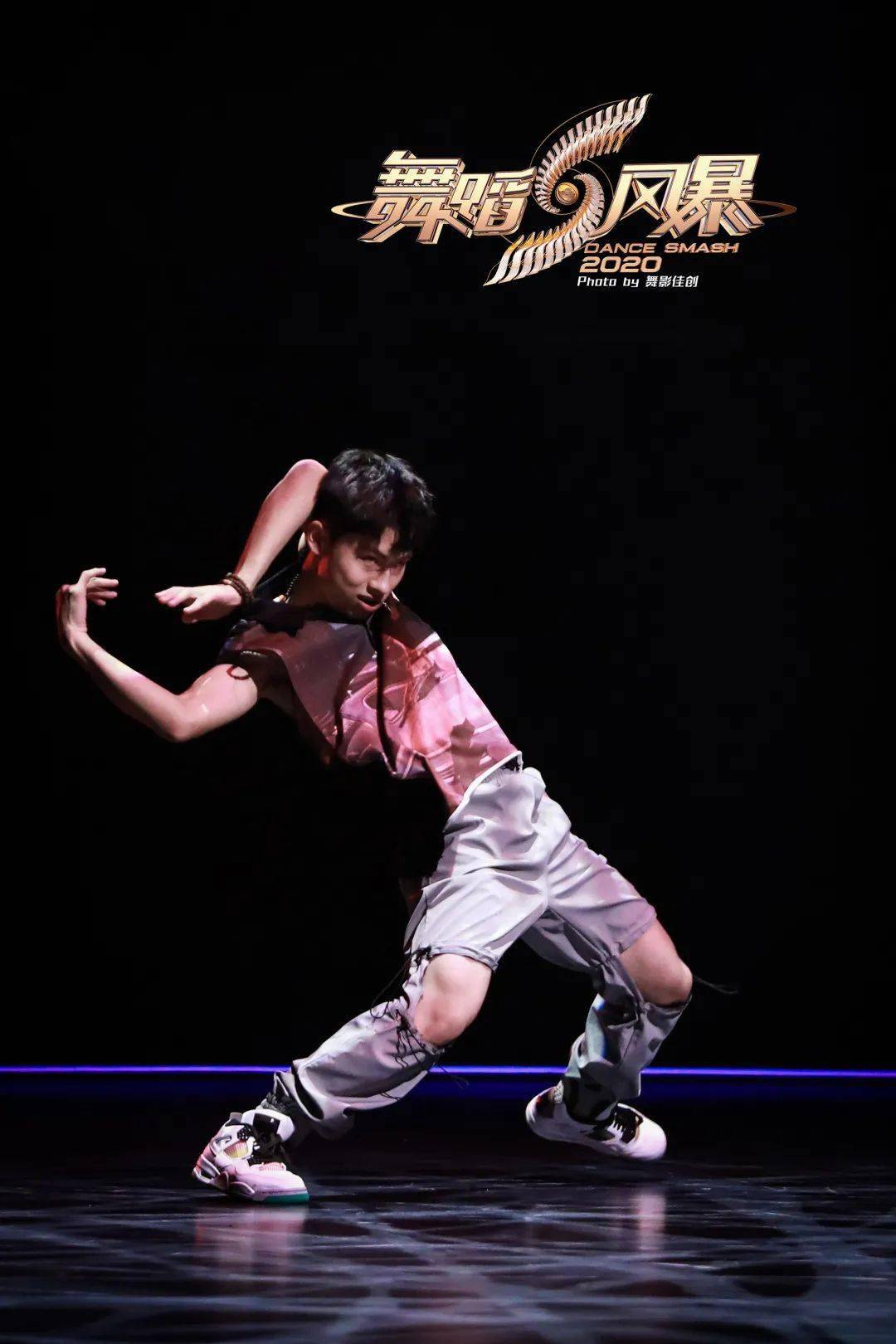 中国折骨舞第一人吴宇飞用大量的关节旋转或扭曲来达到视觉冲击, 将折