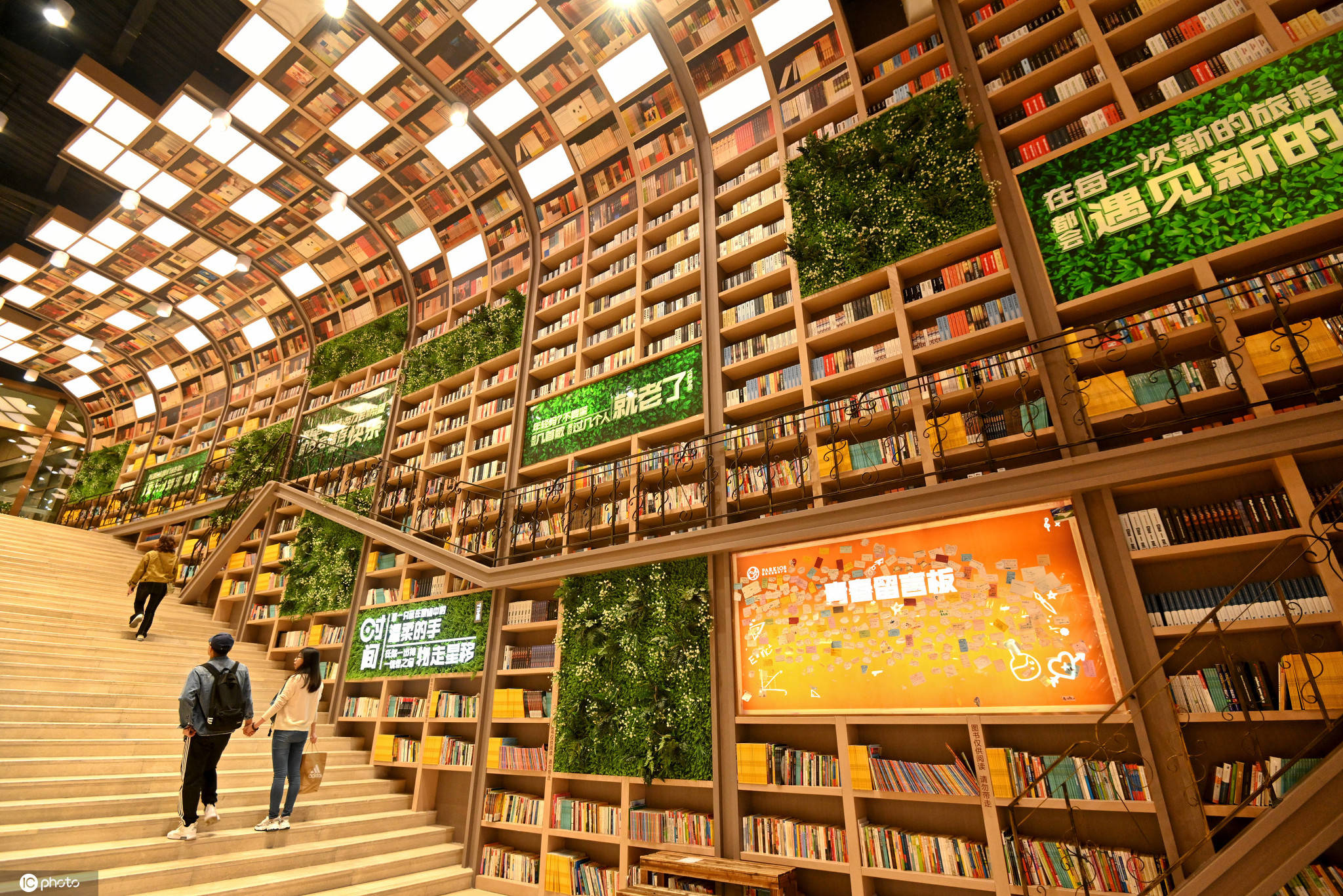 重庆一商场现10米高书墙02展上万本图书免费阅览