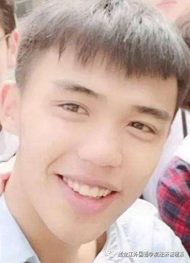 学生活动部部长:周鸿 部长:刘子畅学生活动部主要负责联系校外志愿