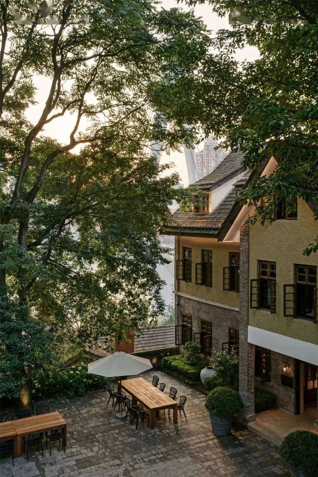 既下山之后他在西湖边又改造了一栋民国别墅