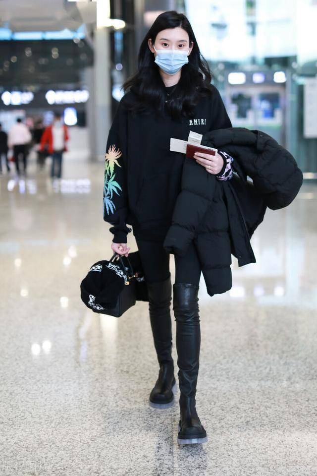 奚梦瑶穿黑色系高冷范十足长裤搭配长靴身材令人羡慕