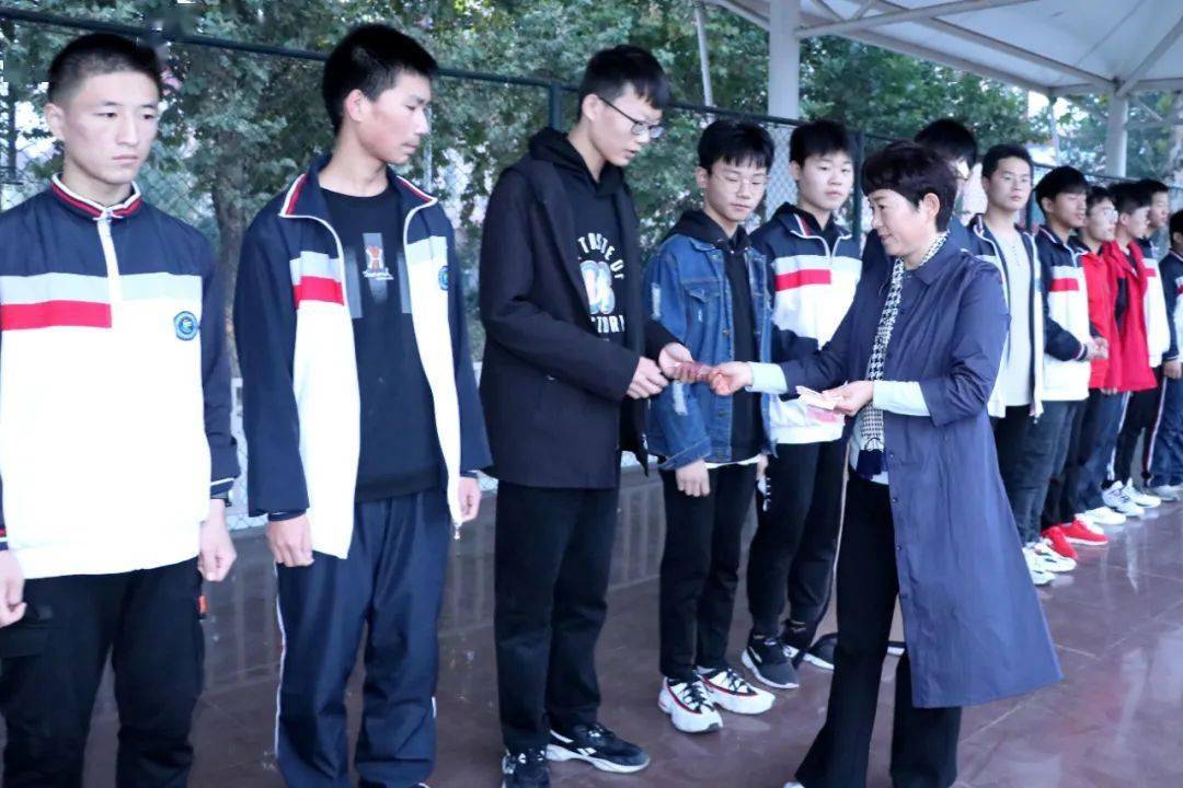 鄢陵二高给这些学生发rmb了_手机搜狐网