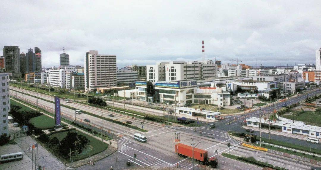 虽然,我现在作为企业负责人和团队一起管理着外高桥地区两个国有房