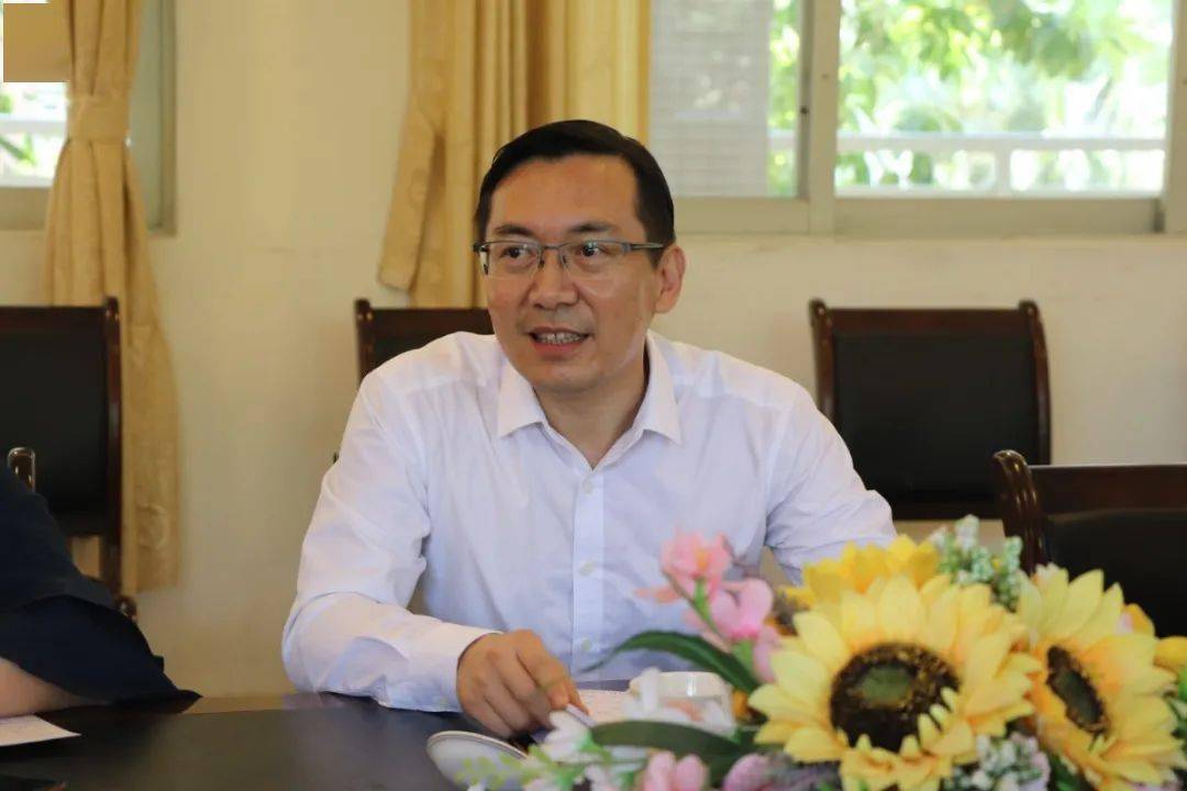 刘校热烈欢迎李兆基中学的老师们到勒中指导,并以近几年学校教育教学