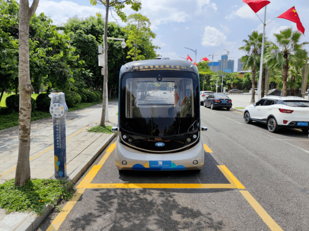 智能网联自动驾驶小巴智能道路网与无人车辆的协同是智慧城市建设的