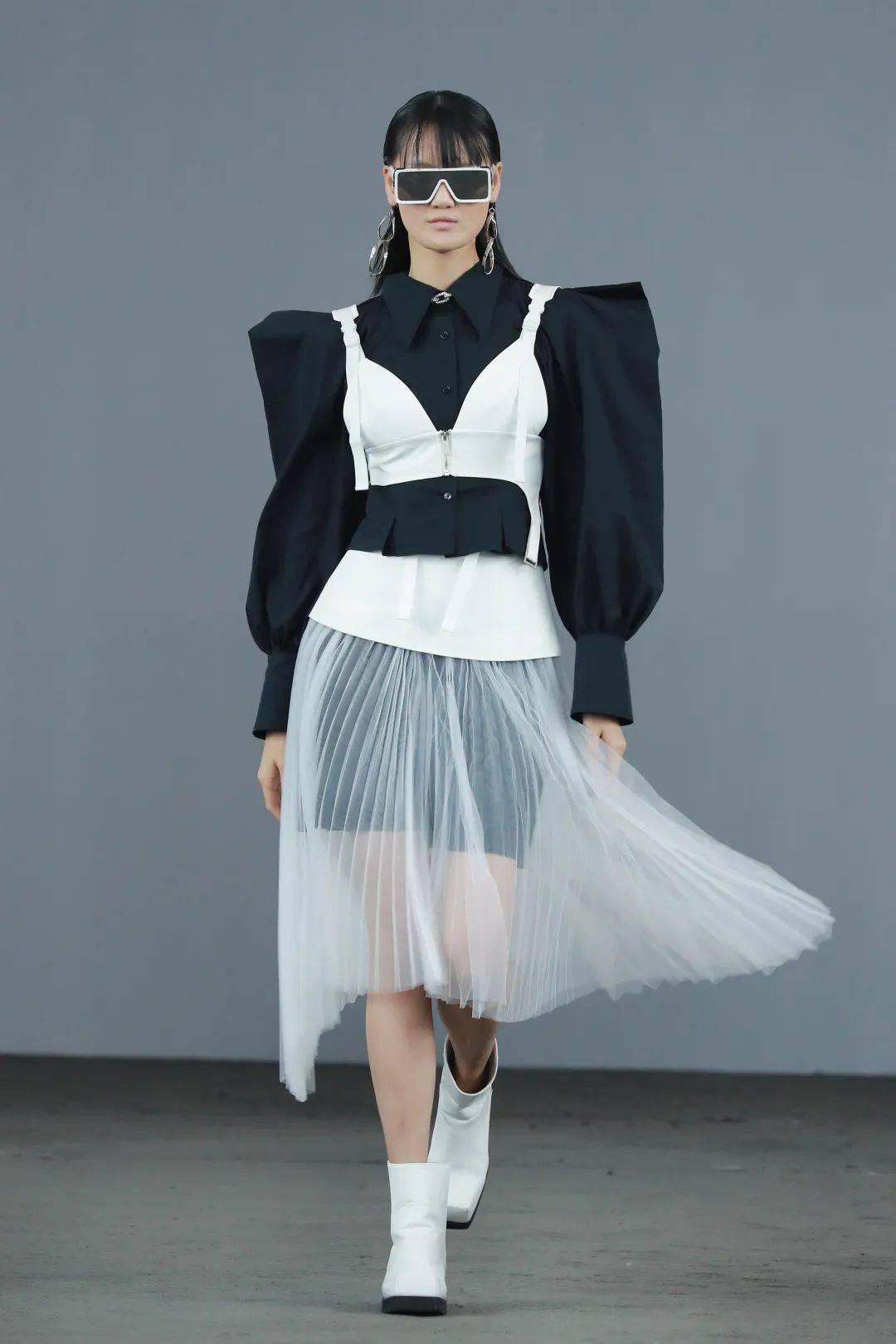 s/s 2021 秀场直击 | 以多元秀场致敬美好生活_廓形