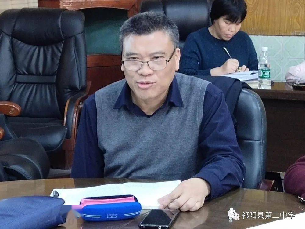 祁阳二中党委书记,校长石献忠代表学校领导,对前来督导的领导,专家