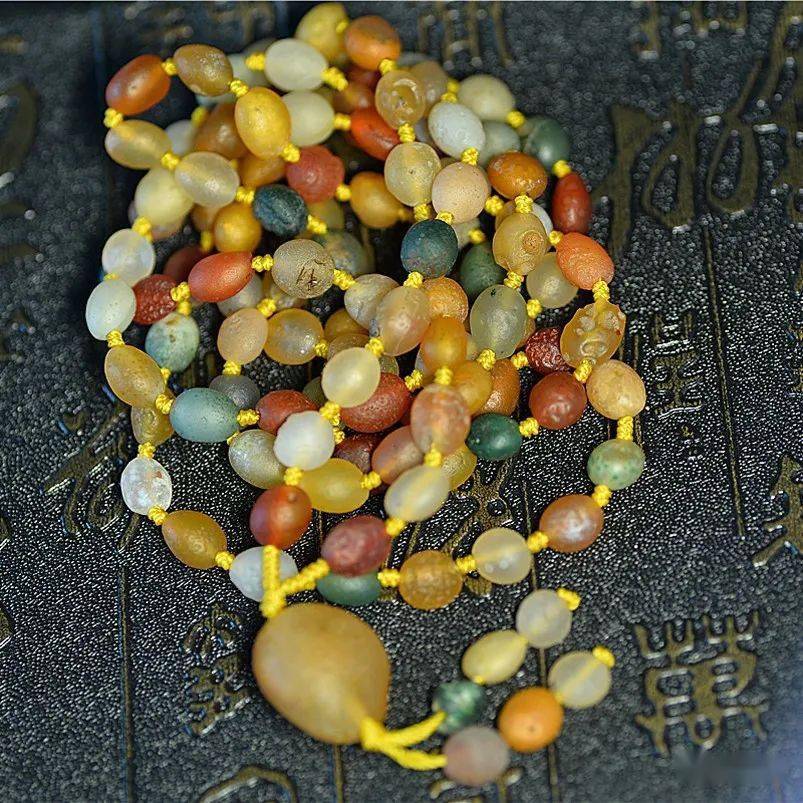 玛瑙色泽艳丽纹饰美观的玉石