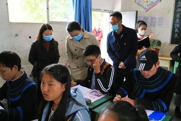 西昌市教体科局局长龙波,市委教育工委副书记杨兴环的陪同下,到市民中