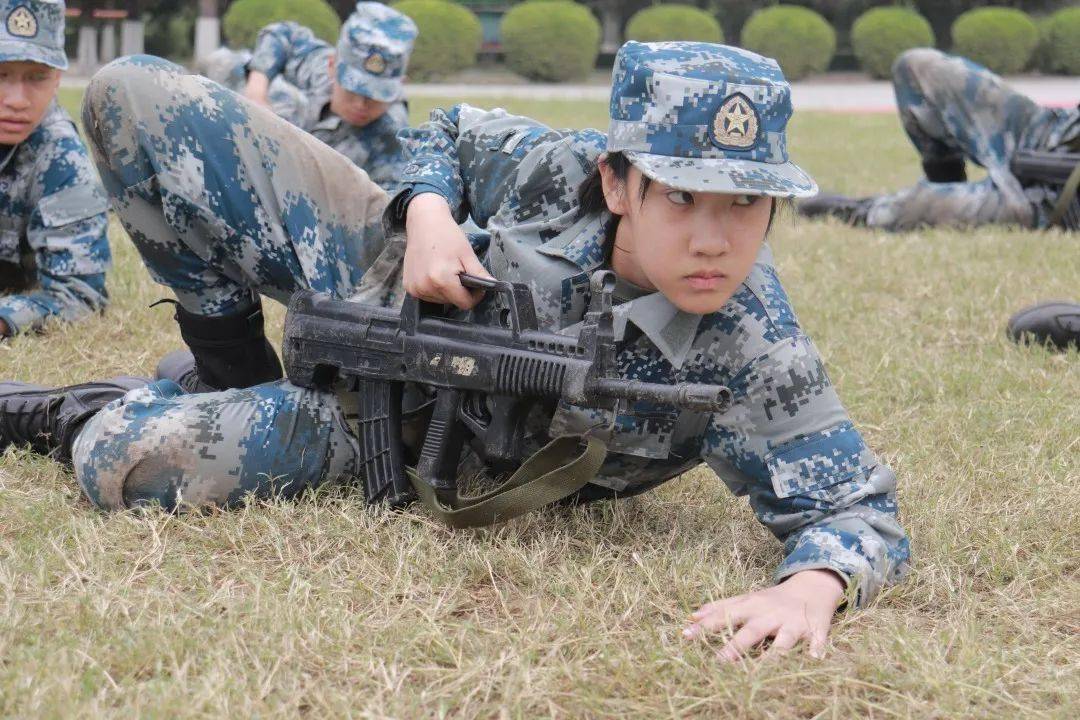 女兵美,美在专注●摆臂成线,队列成面口号铿锵有力双眼炯炯有神军姿拔