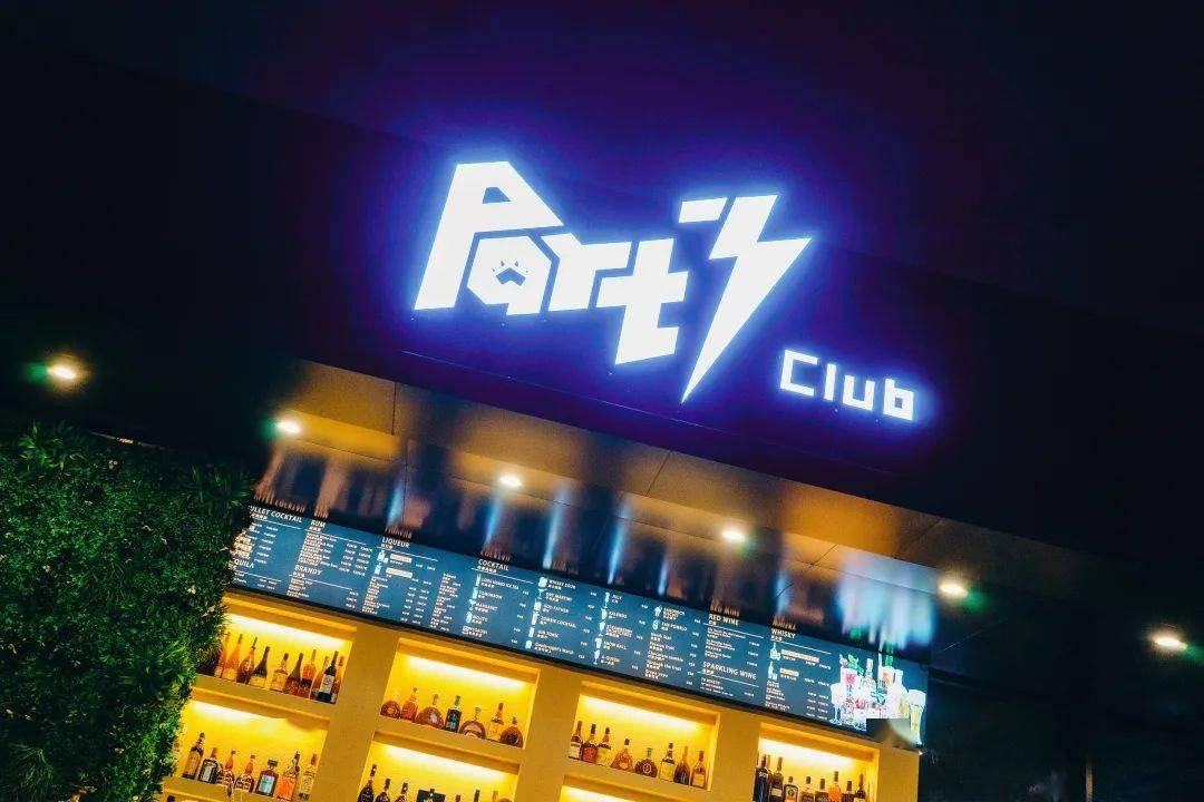 天台清吧,天空触手可及,星夜会送出凉风,局促城市中长夜起始之际.