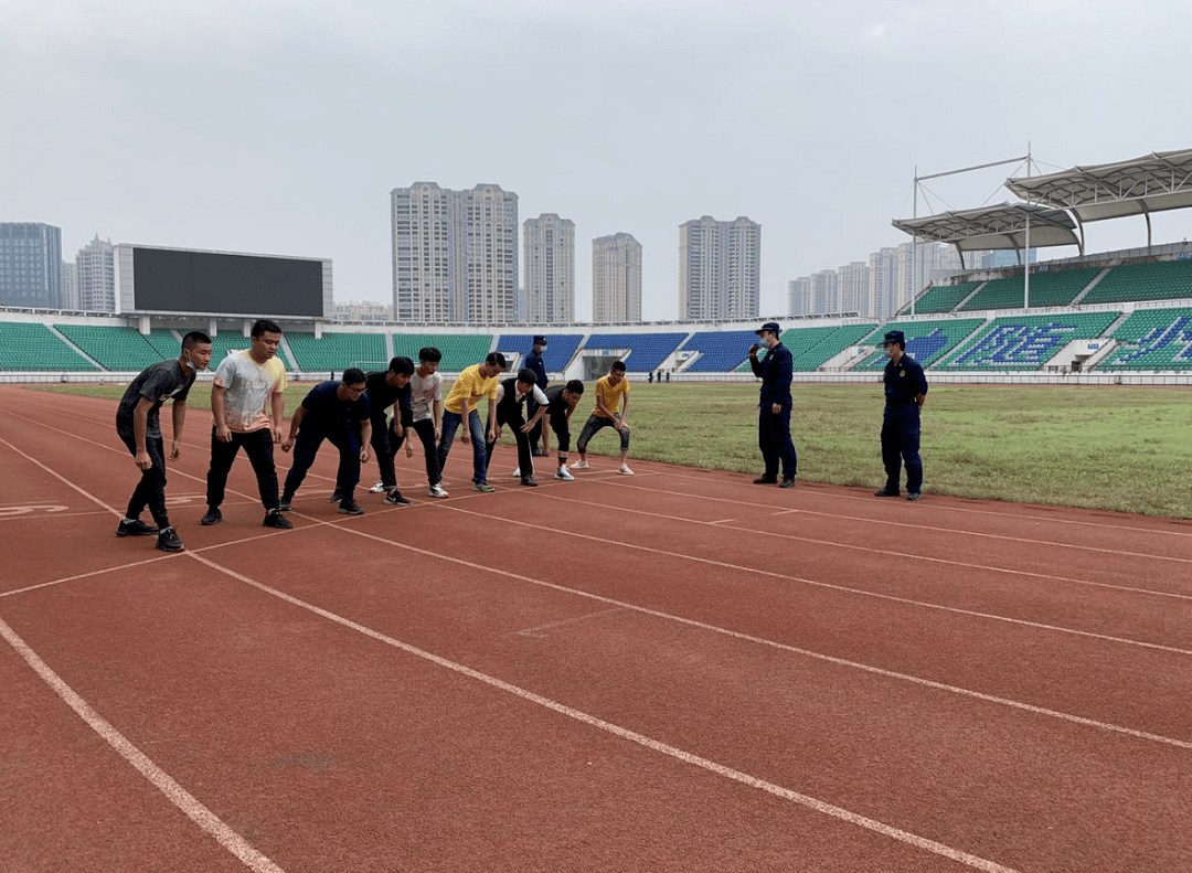 考生在起点线处向前跑进,完成100 米跑冲出终点线.