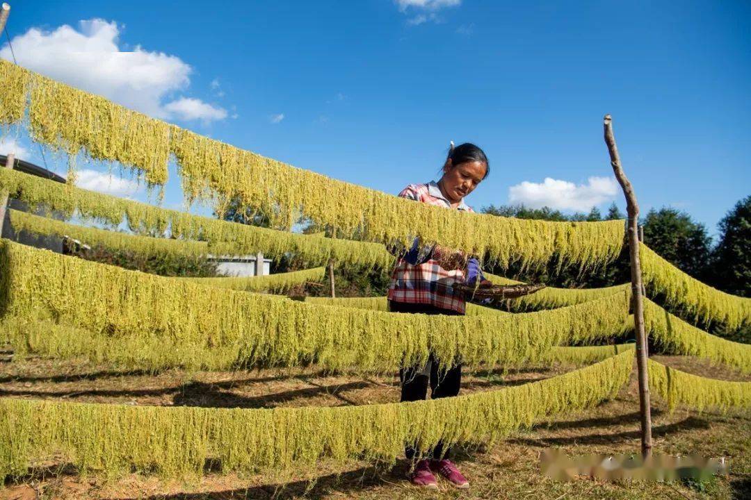 户撒过手米线过手米线是阿昌族特有民族佳肴,已有600多年的历史,因其