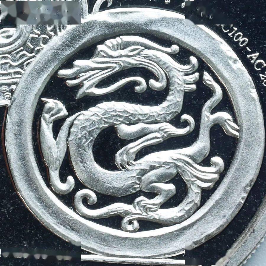 背面图案是原始社会玉龙,战国玉璧和汉代瓦当.