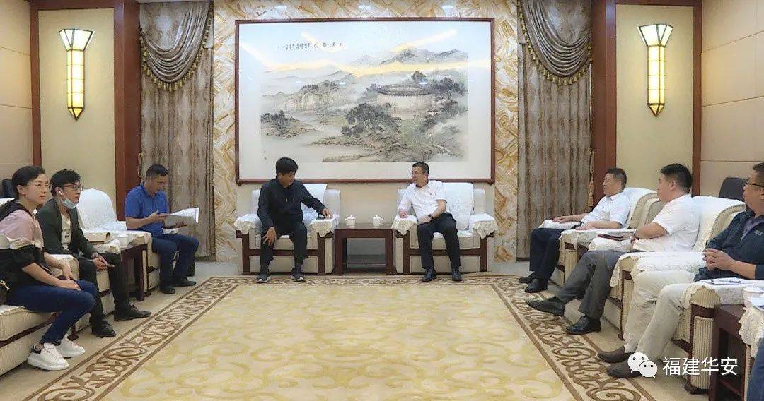 书记县长一起会见了这拨客人