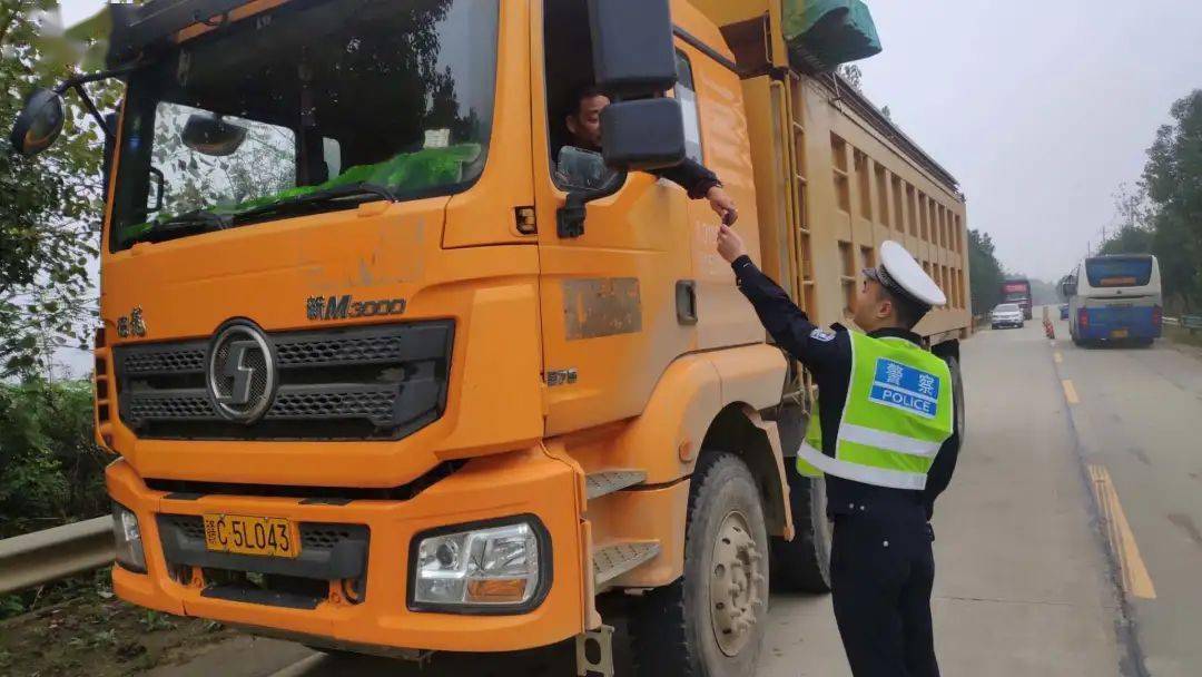 货车超限超载不仅严重破坏道路和桥梁设施,缩短公路使用寿命,而且车辆