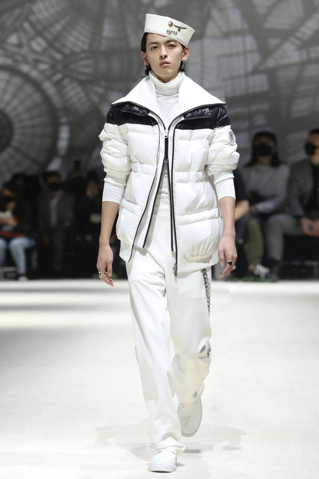 esee军团演绎波司登x高缇耶新一代羽绒服助力品牌全新联名之作