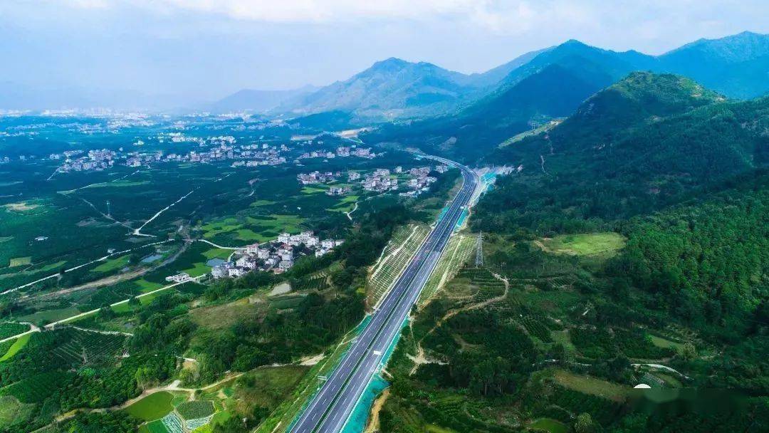 聚焦高速今天记者带您体验贺巴高速昭平至蒙山段蒙山东收费站至昭平