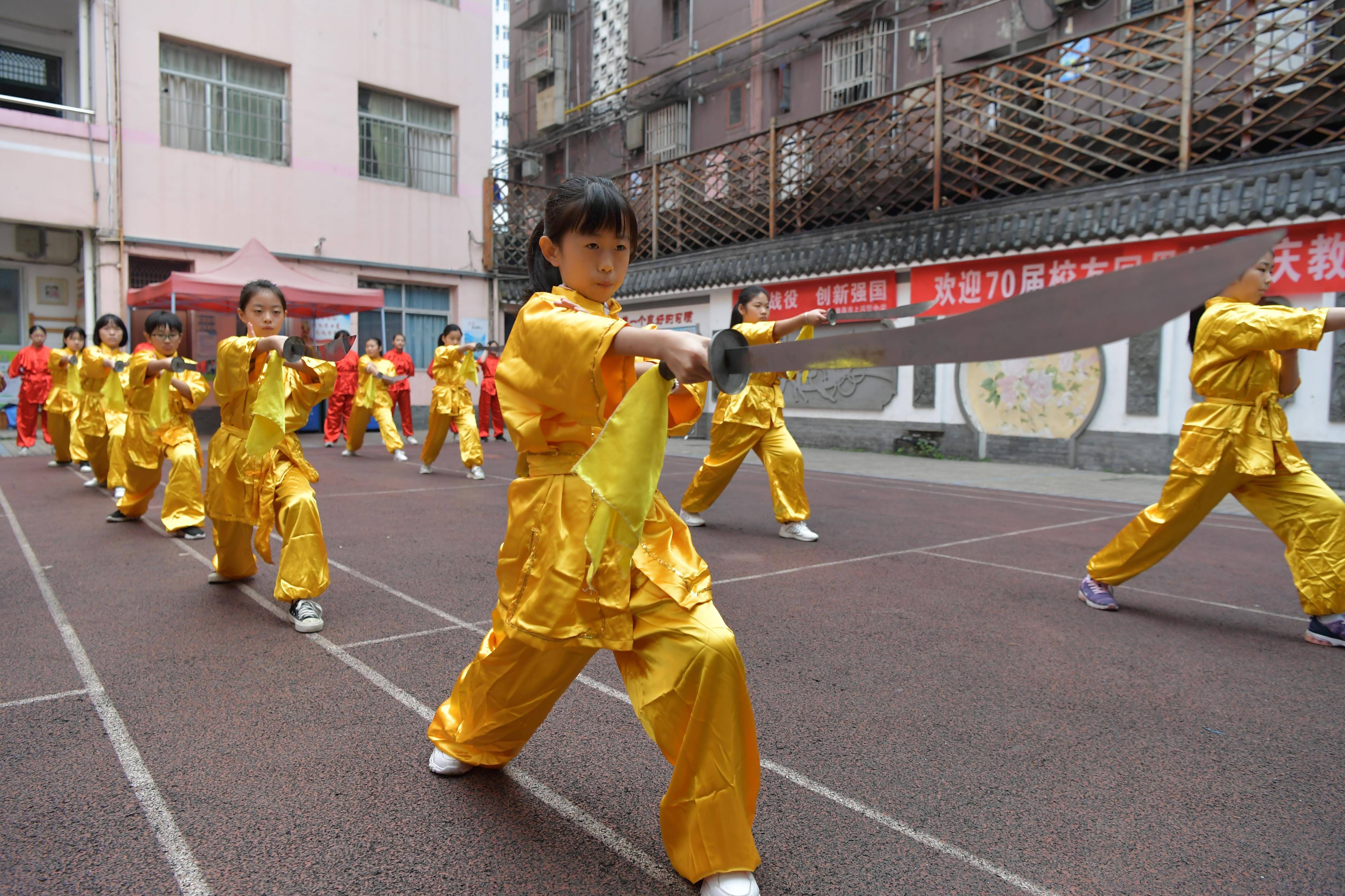 10月30日,学生戴文昊(前)练习武术动作.