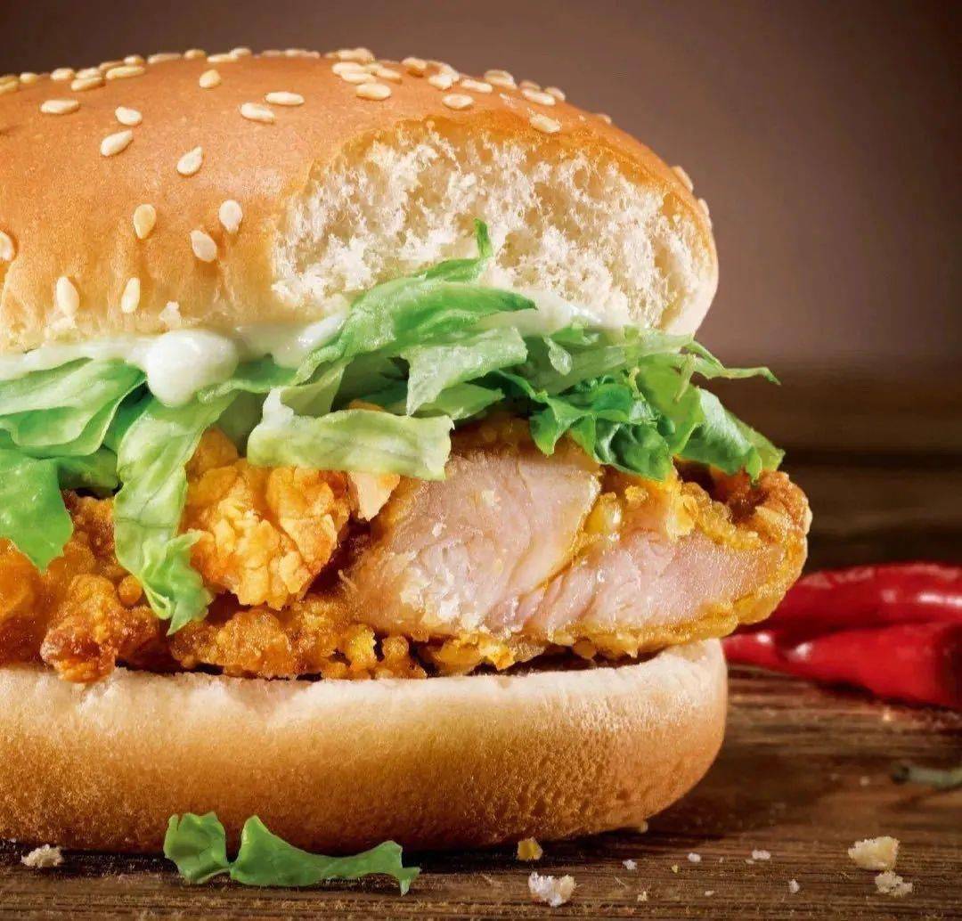 「 周末分享桶 」周一不知道吃什么,点个汉堡再领个麦辣鸡翅就可以啦