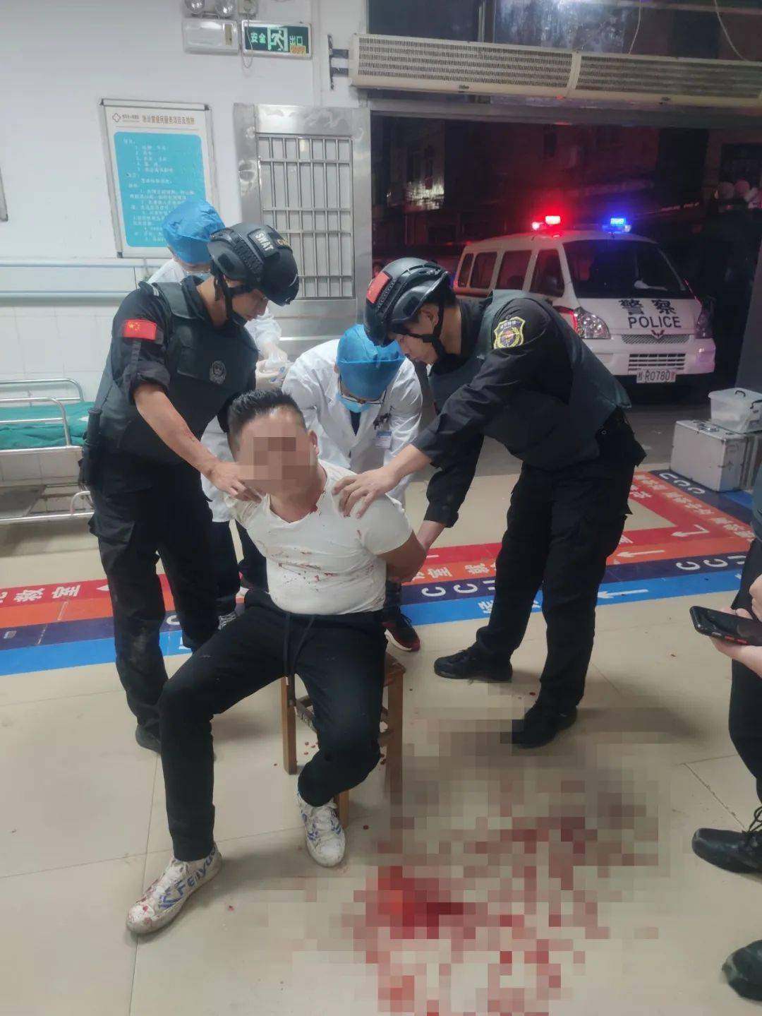 深夜桂平街一男子欲持刀伤人特警出手将其制服