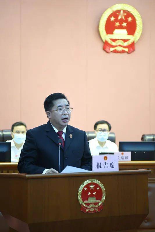 市人大常委会副主任林凯代表主任会议提请审议梁荣佳等职务任免的议案