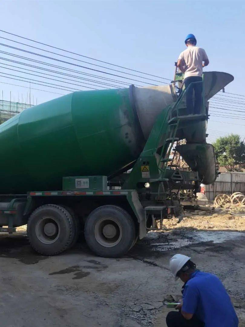 制止其施工行为,并对现场的1台水泥搅拌车进行了扣押