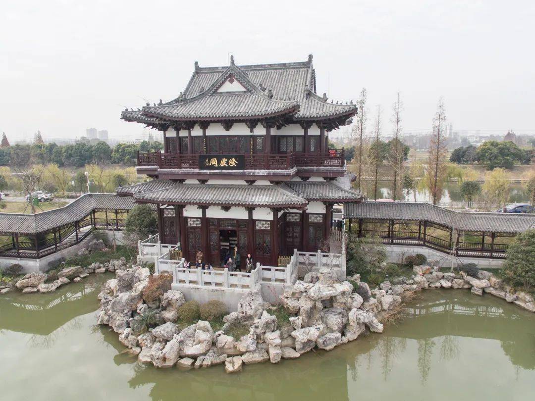 地枣林湾旅游度假区设立,该书屋是仪征市图书馆与社会力量共同建设,是