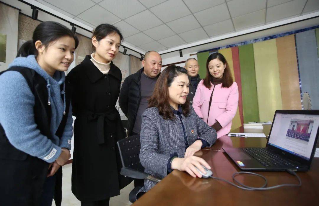 加合夏布有限公司董事长黄秀英说:"党的十九届五中全会提出,十四五