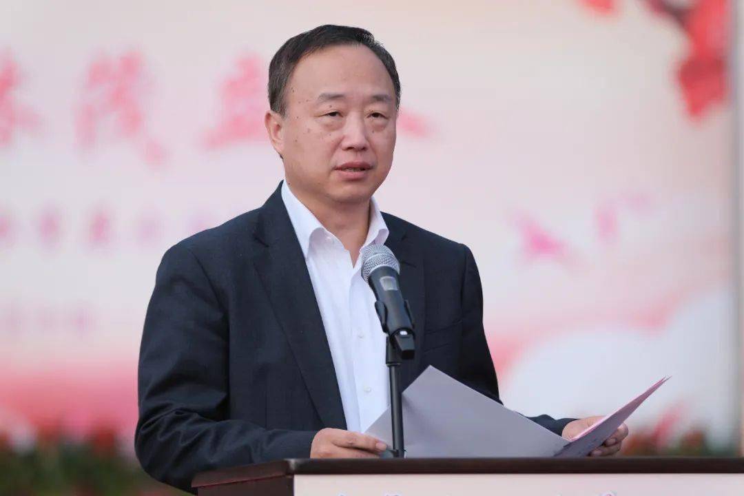 来到亭林中学,查看学校展示活动准备情况,并与潘勤等领导进行交流